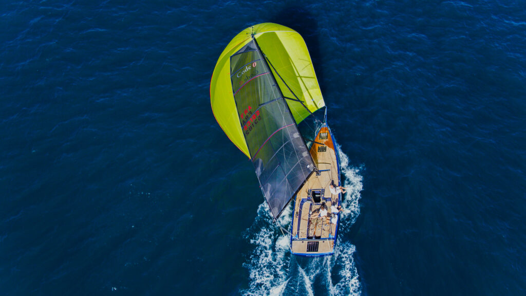 Design minimaliste et performance du yacht carbone Black Pepper Code 0.1.